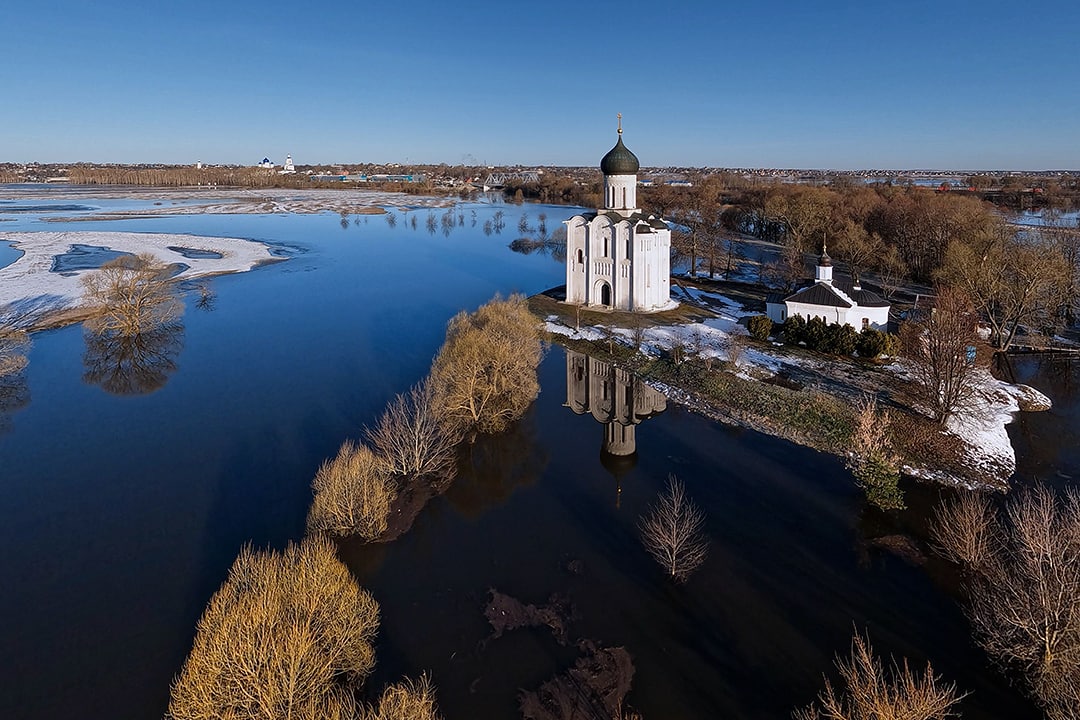 Разлив у церкви Покрова на Нерли Разлив у церкви Покрова на Нерли